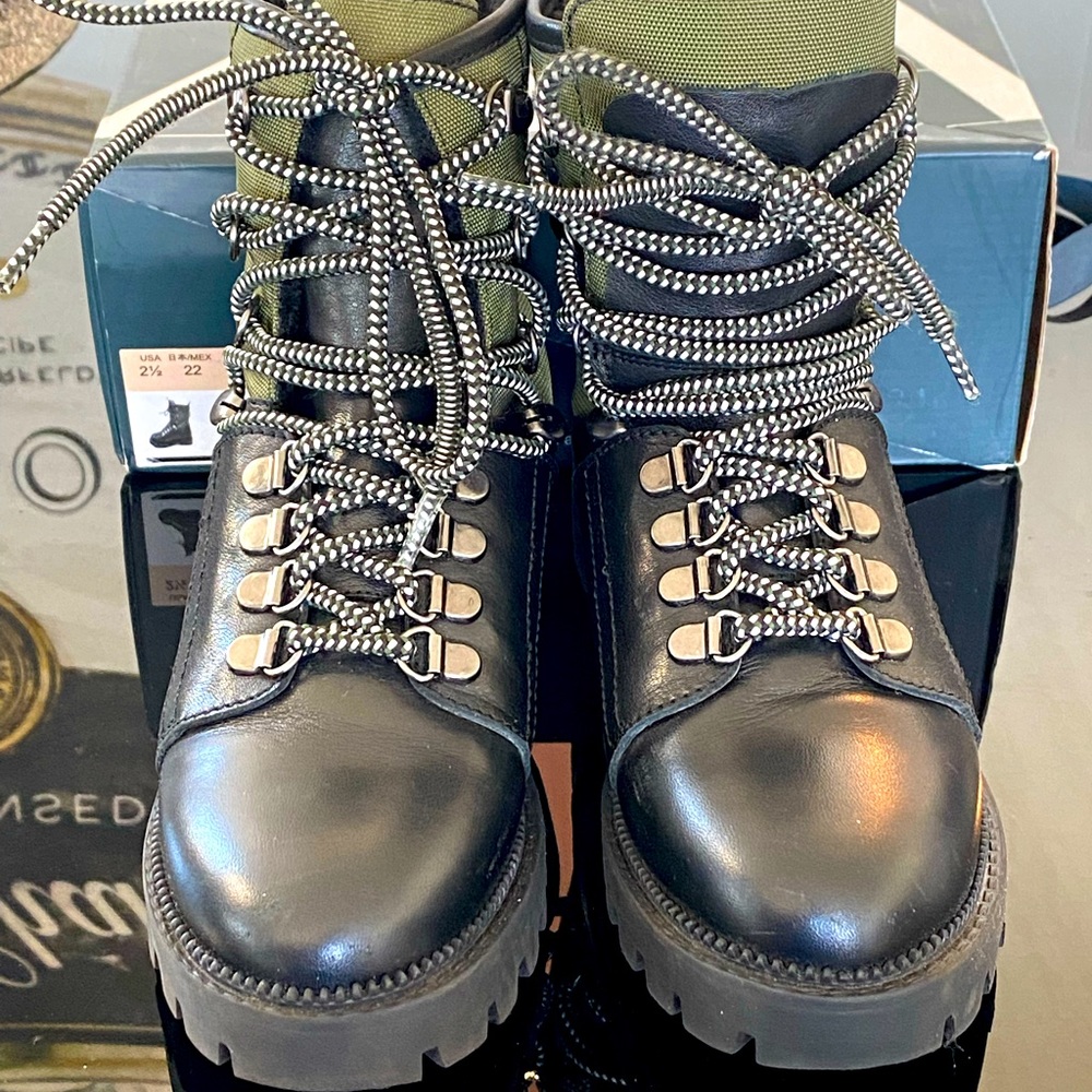 Zara unisex boots Insulated inside to keep your kid feet worm - Picture 2 of 7
